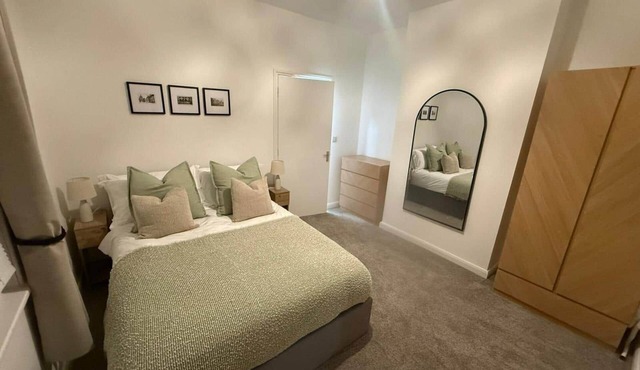 Sleek 1-Bed Flat near Warwick Castle + Parking