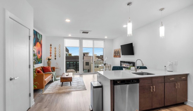 Sleek 1BR Hideaway - Gym, Pool + Balcony