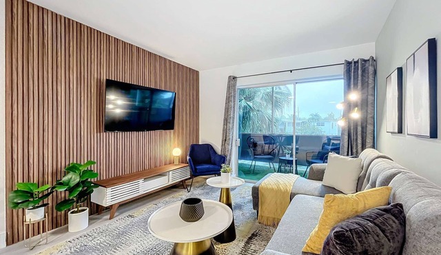 Sleek 1BR: Pool & Fashionable Design