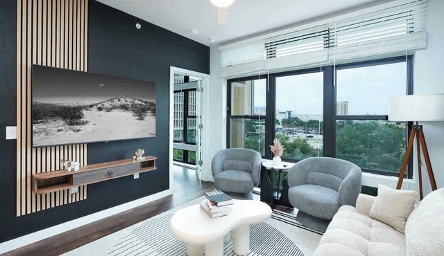 Sleek 1BR w/Gym, Parking Near Rvrwalk & Dome