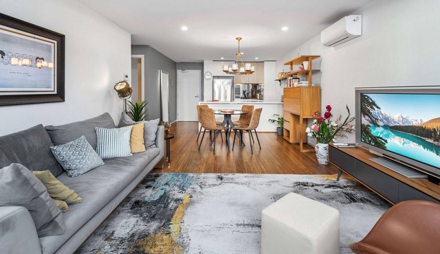 Sleek 2-Bed Apartment near Parks