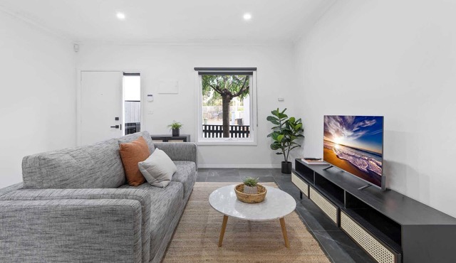 Sleek 2-Bed Terrace near Local Parks
