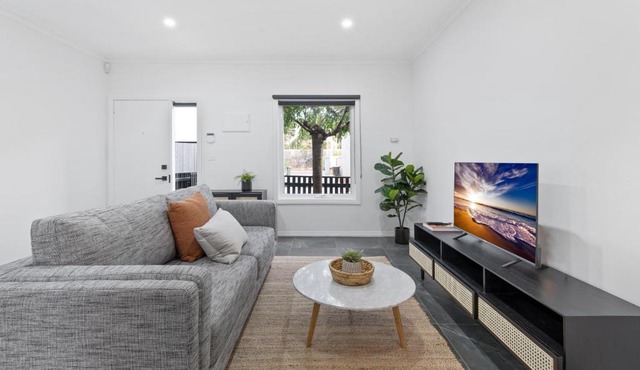 Sleek 2-Bed Terrace near Local Parks