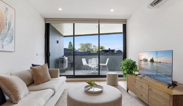 Sleek 2 Bedroom Apartment with Stunning Alfresco