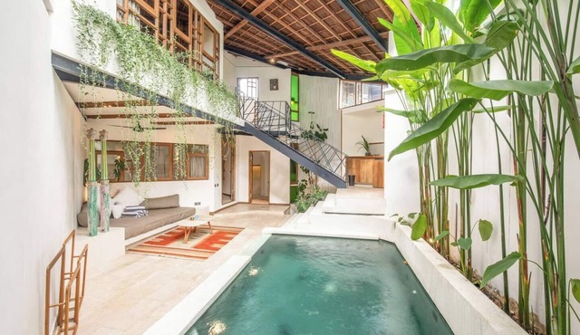 Sleek 2-BR Art Deco Villa, 800m to the Beach