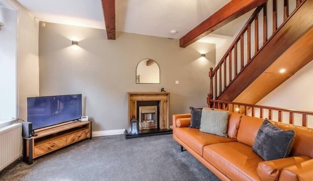 Sleek 2B/1B Retreat in Lindley, Huddersfield