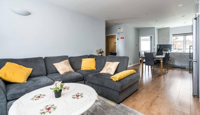 Sleek 2BD Home close Brent Cross Shopping Centre