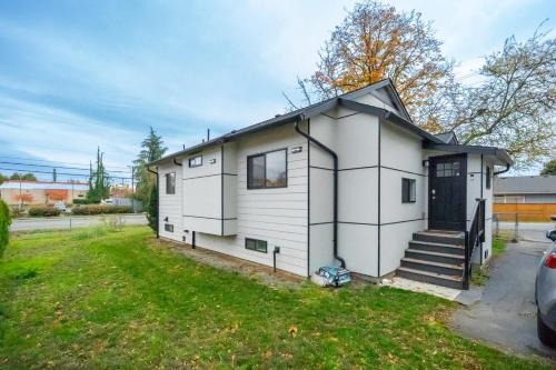 Sleek 2BR Lower Unit Near Airport & Seattle DT