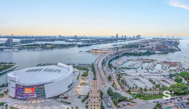 Sleek 3-BD Downtown Condo with Water & City Views