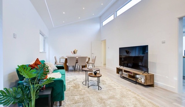 Sleek 3 Bedroom Home Sleeps 6 with Parking