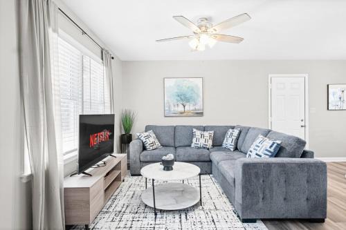 Sleek 3 BR home with self check in Private!