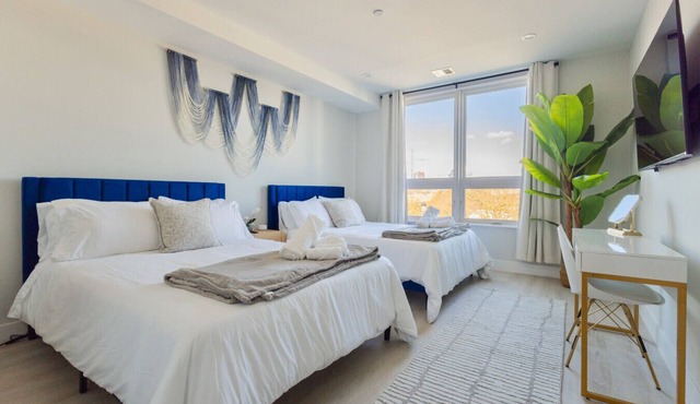 Sleek 3BR Loft, Manhattan Views, Rooftop & Gym- 15 Min to NYC