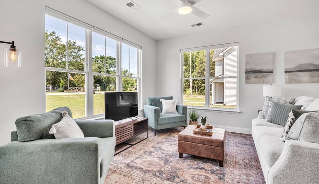 Sleek 3BR Pet-Friendly Oasis, Close to City