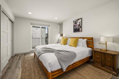 Sleek 3BR Seattle Townhome - Mins to UW and Downtown