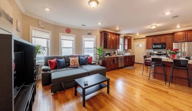 Sleek 4BR Apartment near Marina Bay in Dorchester 90/3