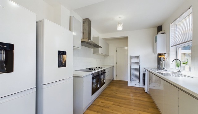 Sleek 6-bed Townhouse with Garden