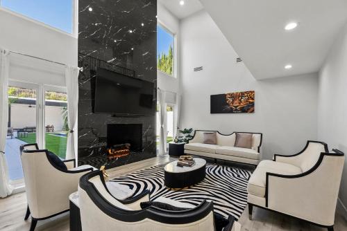 Sleek 7BR Exquisite Estate Resort Pool, Sauna, Spa 6500 SQF