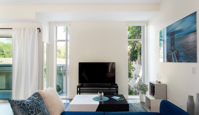 Sleek and Central Studio in Old Town Pasadena