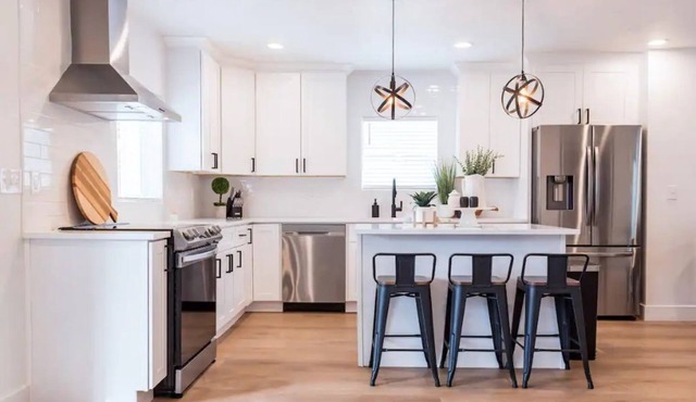 Sleek and Modern Home - New Remodel - 2 Car Garage