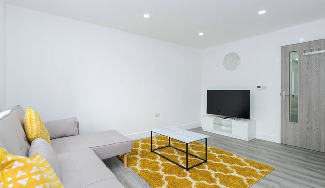 Sleek and Stylish 2bed Home, Low Carbon, Parking