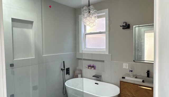 Sleek Avondale Condo Spa Bath King Bed +Queen bed +Garage