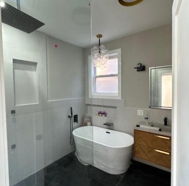 Sleek Avondale Condo Spa Bath 2 Bed King and Queen and Garage