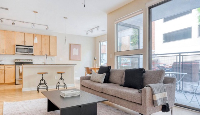 Sleek Barton Springs 1BR w/ Gym, Pool & W/D, nr Zilker, by Blueground