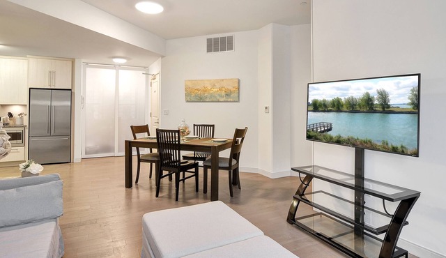 Sleek Buffalo /Niagara Condo with free parking- 9 mins to Buffalo General Hospital