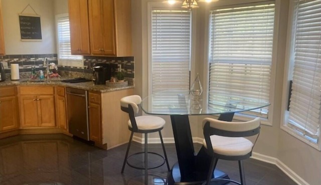 Sleek Chateau Residence: 4BR Modern Hideaway in Jonesboro