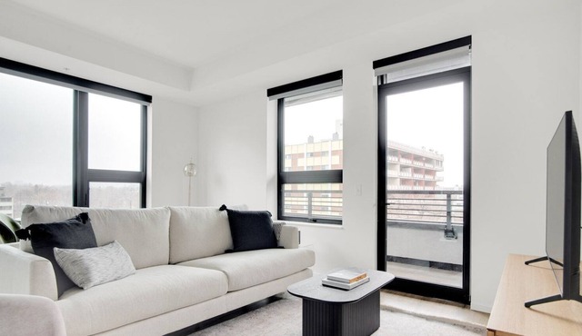 Sleek Congress Park 2BR w/ Gym & Pool, near shops & dining, by Blueground