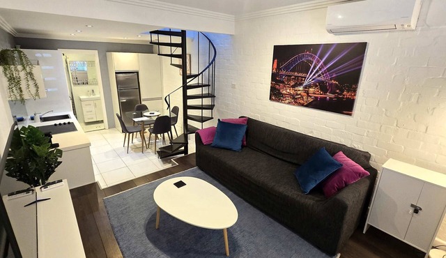 Sleek Darlinghurst 2 bed house in "ideal" location