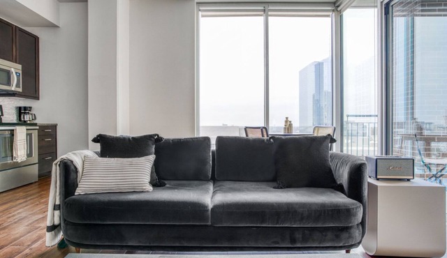 Sleek Downtown 1BR w/Gym, Deck & W/D, walk to 6th St bars, by Blueground