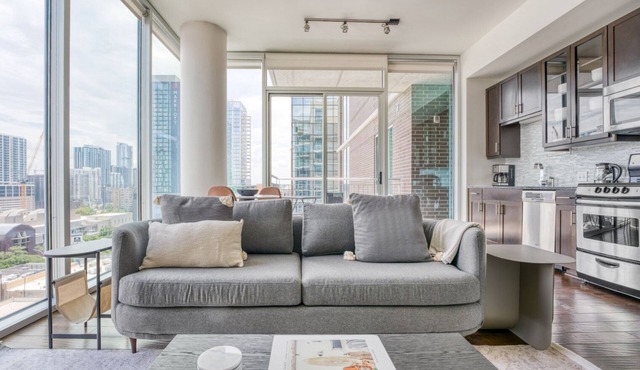 Sleek Downtown Austin 1BR w/Gym, Pool & W/D, nr Rainey St, by Blueground