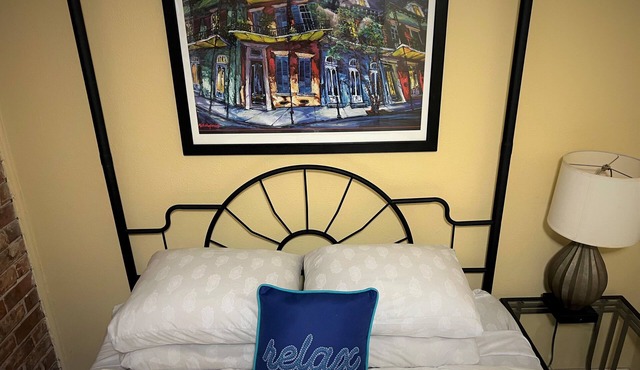 Sleek Downtown Condo quick to LSU, I-10, Mid-City