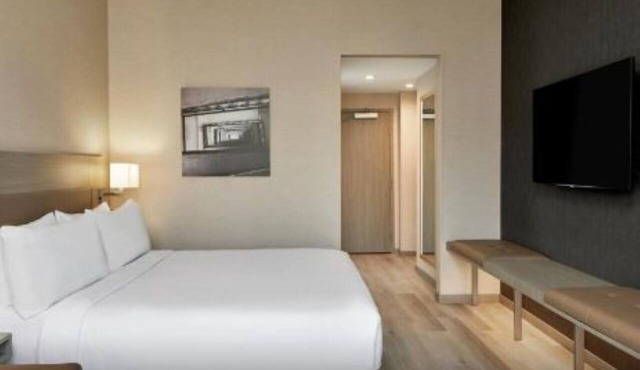 Sleek Durham Escape Offering Comfort, Style, and Proximity to Top Attractions