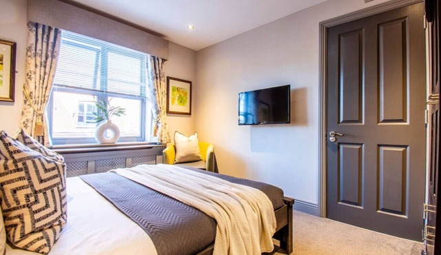 Sleek Ensuite Room: Free Gym Pass, Wifi, Laundry