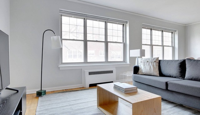 Sleek Evanston 1BR w/Dishwasher, walk to Northwestern, by Blueground