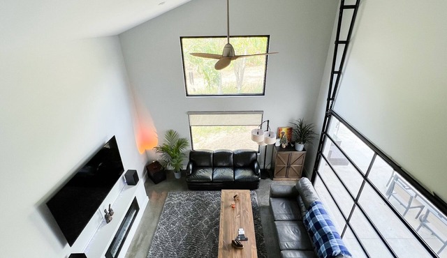 Sleek forest retreat: karaoke, spa, campfire, pool table, grill, outdoor games