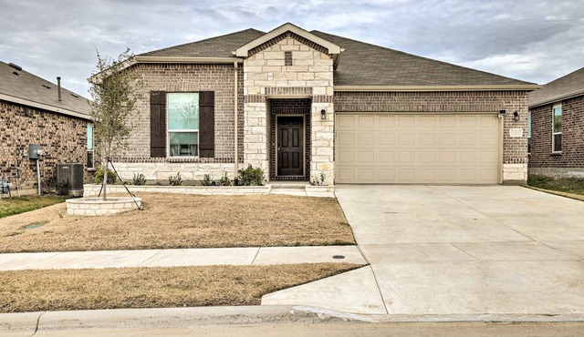 Sleek Fort Worth Home w/Patio - Pets Welcome!