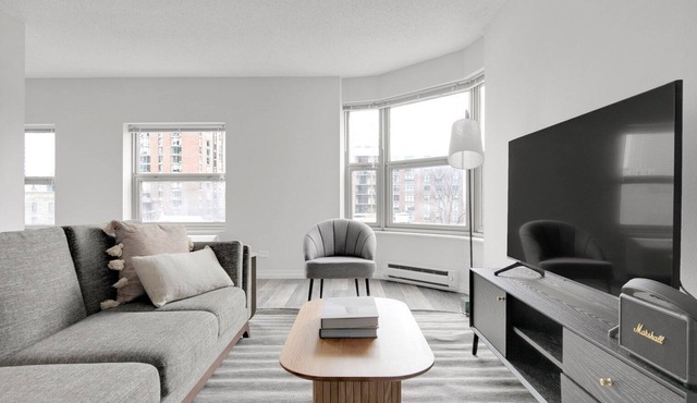 Sleek Gold Coast Studio w/Gym & Lounge, 1 block from L, by Blueground