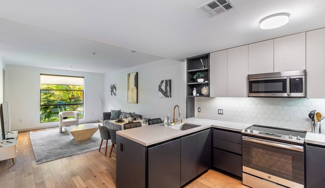 Sleek Hollywood Haven | Resort Amenities & Secure Parking