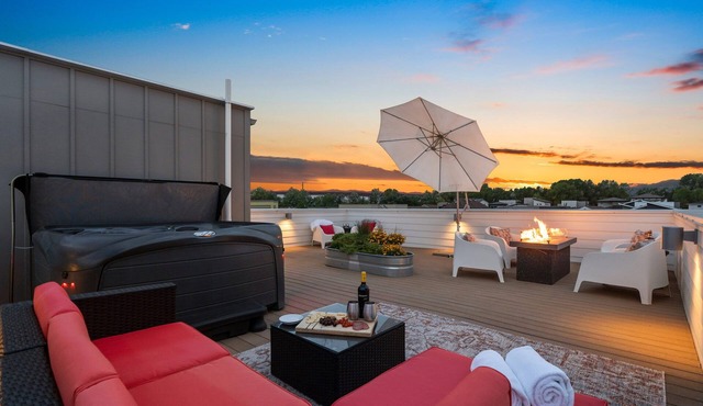 Sleek Home in Old Town w/Rftp Hot Tub & Mtn Views