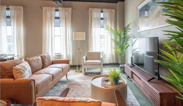 Sleek Industrial Loft in Short North Near OSU with King Beds & Fast WiFi