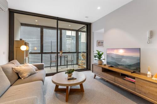 Sleek Inner-City 1-Bed Pad with Pool & BBQ