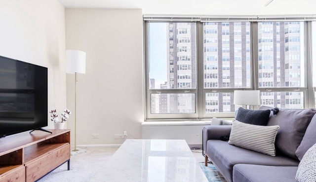 Sleek Lakeview Studio w/ Rooftop Pool, near Wrigley Field, by Blueground