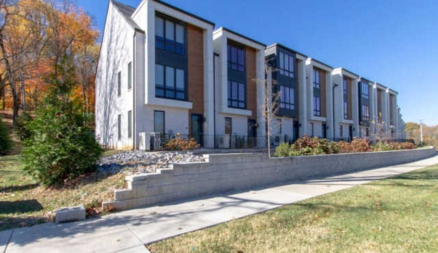 Sleek Large Retreat – 9 Beds – Modern Kitchen