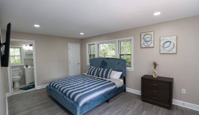 Sleek & Luxe Escape: A Haven for Your Staycation!