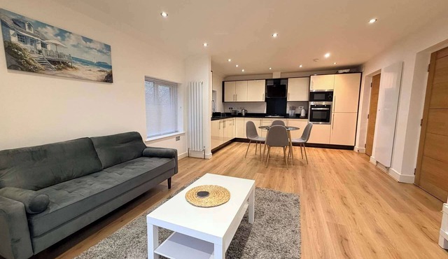 Sleek Modern 2BDR Flat in Charming Pinner