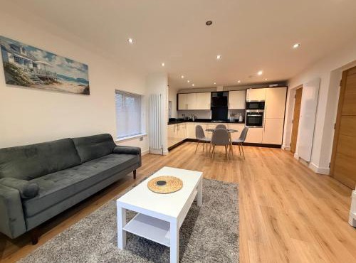 Sleek Modern 2BDR Flat in Charming Pinner