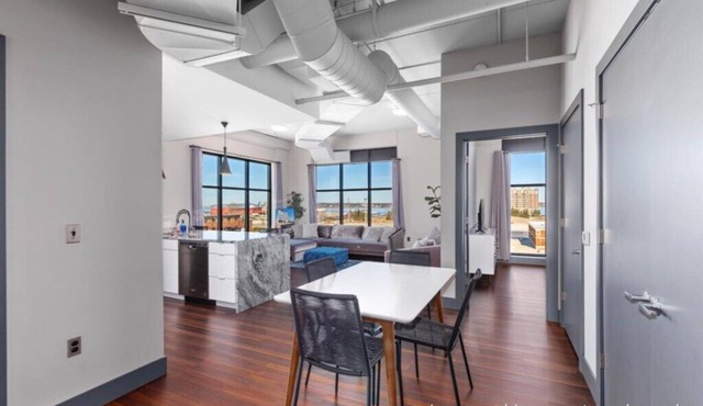 Sleek Modern Corner Luxury Apartment with Water/City Views - Leonard Luxury